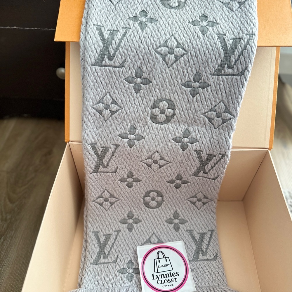 AUTHENTIC LOUIS VUITTON LOGOMANIA SCARF